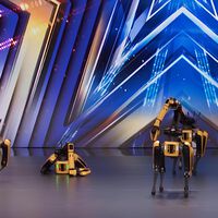 El viral baile de los perros robot de Boston Dynamics en un concurso de talentos solo esconde una compleja realidad sobre estos robodogs 