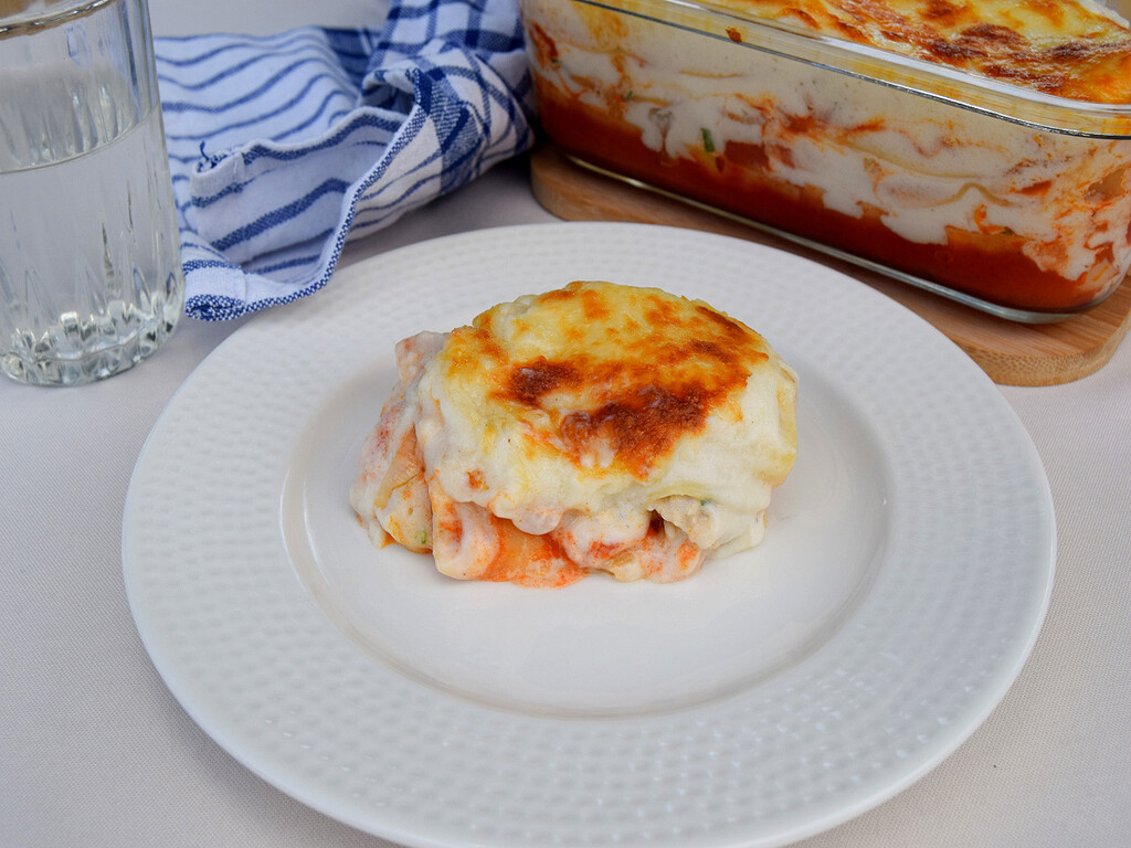 Lasaña de merluza: la forma más cremosa, fácil y rica de comer pescado en familia