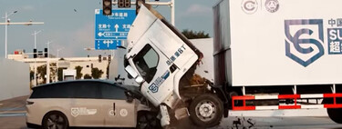 Un SUV eléctrico chino lanza a un camión por los aires sin inmutarse y desata un culebrón. La marca defiende que es un crash test real, pero a nadie le queda claro