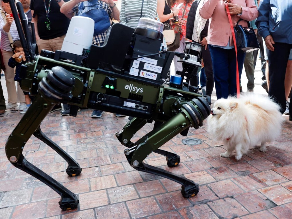 Un perro robot para detectar infracciones de tráfico es el sorprendente nuevo agente de la Policía Local de Málaga . Noticias en tiempo real