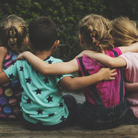 Han vuelto a mezclar las clases en el cole de mi hijo: ¿es bueno para los niños?