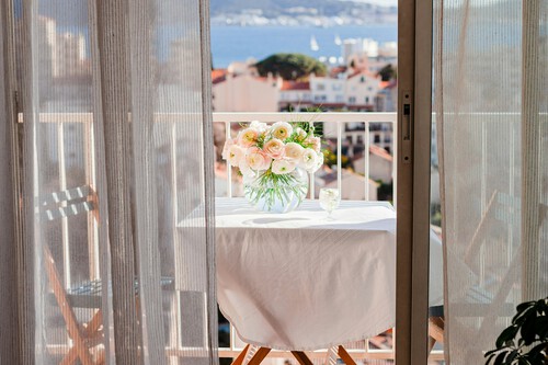 Outsunny Sombrilla Rectangular 230x130x245 cm Parasol para Pared Media Sombrilla con Manivela Protección UV 30+ Impermeable Sombrilla para Balcón Terraza Jardín Crema