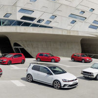 Volkswagen armó la fiesta en Goodwood con los 40 años del Golf GTI
