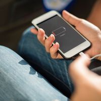 Muchos dicen que lo mejor es cargar la batería de los celulares solo a 80%. Hay expertos que piensan lo contrario