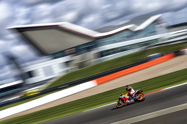 Marc Márquez vuela en el antiguo aeródromo de Silverstone y deja claro que no se da por vencido