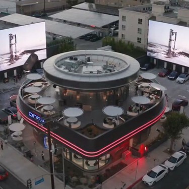 Tesla abre restaurante retro-futurista en Hollywood: hamburguesas, robots y cine desde tu coche. Lo queremos ver en México