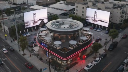Tesla abre restaurante retro-futurista en Hollywood: hamburguesas, robots y cine desde tu coche. Lo queremos ver en México