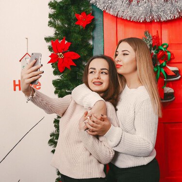 Haz tu propia sesión de fotos navideñas en casa y sin árbol de Navidad con este truco fácil y económico