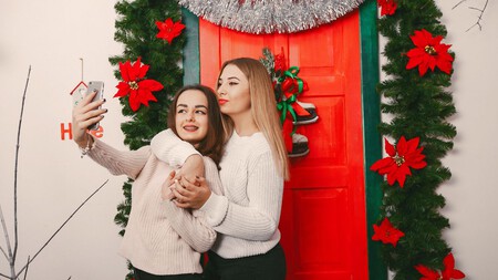 Haz tu propia sesión de fotos navideñas en casa y sin árbol de Navidad con este truco fácil y económico