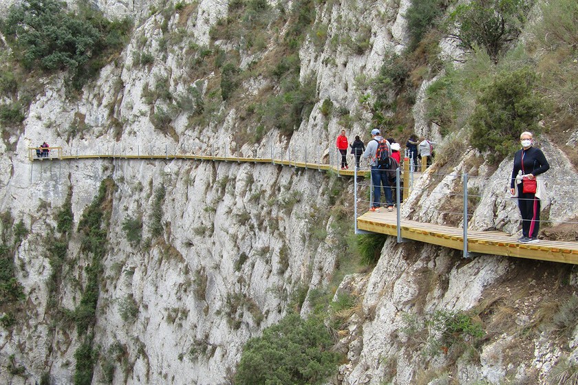 Alicante tiene su propio Caminito del rey, la desconocida ruta de pasarela que desafía al vértigo sobre un desfiladero