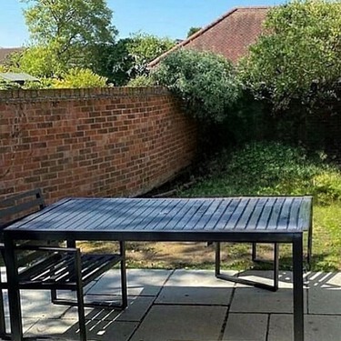 Los propietarios de este pequeño patio desaprovechado lo  transformaron en un jardín espectacular con una sencilla reforma: "Las baldosas originales se ocultaron bajo un pavimento autoinstalable"
