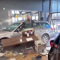 Quiso devolver el auto defectuoso que acababa de comprar, pero el vendedor no se lo permitió. Se lo estrelló contra el concesionario a manera de venganza