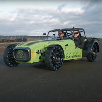 Dos youtubers inventan un neumático antipinchazos casero con tornillos y tuberías de PVC. Spoiler: sale mal