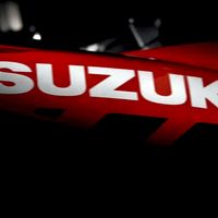 La nueva Suzuki DL1000 V-Strom 1000 enseña (pero poco) su estética de moto trail con toques retro