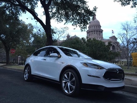 Elon Musk se presenta en Tejas conduciendo un Tesla Model X