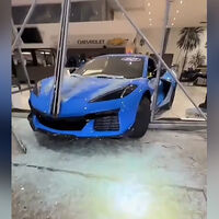 En su mente iba a ser espectacular robar un Chevrolet Corvette a lo 'Fast and Furious'... hasta que se quedó enganchado en una ventana