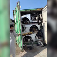 Pasar la ITV en Japón es tan caro que jubilan los coches con cinco años. Los trocean y mandan en contenedores a Emiratos Árabes Unidos para luego juntarlos y venderlos 