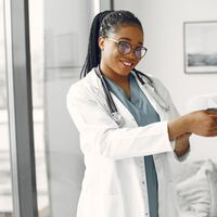 Malía, médico cubana en España: "Cobro todos los meses 2.232,53 euros, trabajo un total de 40 horas semanales y no hago guardias"