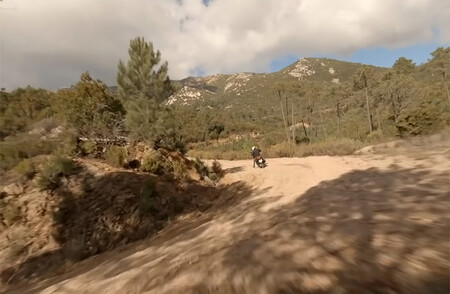 El scooter offroad de Kymco podría estar detrás de este teaser en forma de vídeo, un rival de la Honda X-ADV