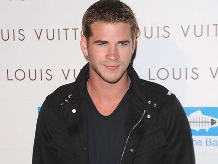Liam Hemsworth es muy listo y no pierde el tiempo