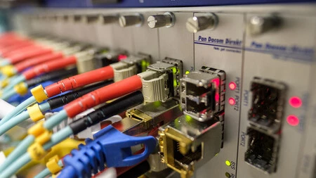 Transmitir 10 millones de canales por segundo en 8K: el nuevo récord de Japón permite enviar datos a velocidades por encima de 1 Pbps