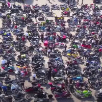 El último deseo de un niño motero que moriría con cáncer era escuchar muchas motos. Al día siguiente, 15.000 moteros se presentaron en la puerta de su casa 