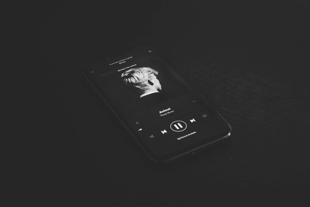 Cuando guardar un disco en Spotify es acceder a que una discográfica te rastree y controle tu librería musical