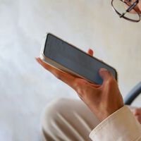 Hay un motivo por el que te pasas horas viendo reels en Instagram hasta las 03:00 AM: la ciencia del "doomscrolling"