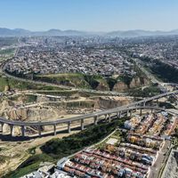Tijuana estrena una autopista que “sobrevuela” la ciudad. Reduce el tráfico, pero la frontera necesita más
