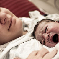 Salvan la vida de un bebé que había nacido en un parto natural en domicilio que se había complicado