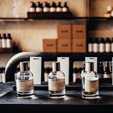 Oler juntos para no estar solos: la Generación Z ha encontrado una forma de combatir la soledad en las ciudades reuniéndose a disfrutar de los perfumes 