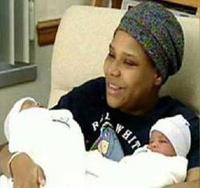 Gemelos nacidos en diferente día, mes y año