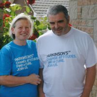 O corpo alerta para o Parkinson muito antes dos tremores: a pista oculta que uma mulher descobriu apenas usando o olfato 