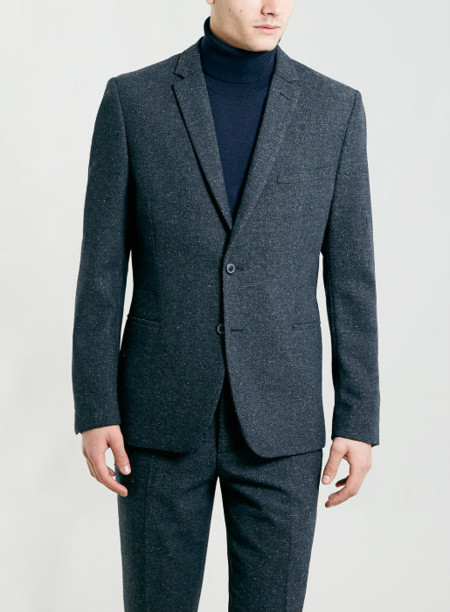 Antes de que llegue el calor tenemos que combinar traje de chaqueta con jersey de cuello alto