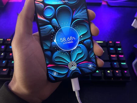 これは、公式充電器を備えた realme GT 3 です。別の接続を接続すると、たとえ非常に高速であっても、画面に「SuperVOOC」は表示されません。これは、最大まで充電されていないことを意味します。