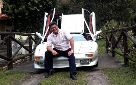 Joan Ferci con su Lamborghini Diablo