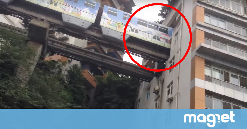 Hay una estación de metro en China construida en medio de un bloque de viviendas (y es alucinante)