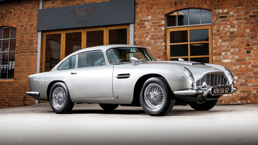 El Aston Martin DB5 de James Bond logra recaudar en subasta más de lo esperado