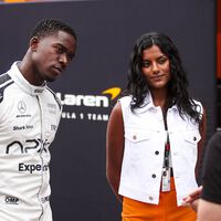 El director de 'F1' explica por qué una estrella de 'Los Bridgerton' fue eliminada del montaje final: "Sucede en todas las películas"