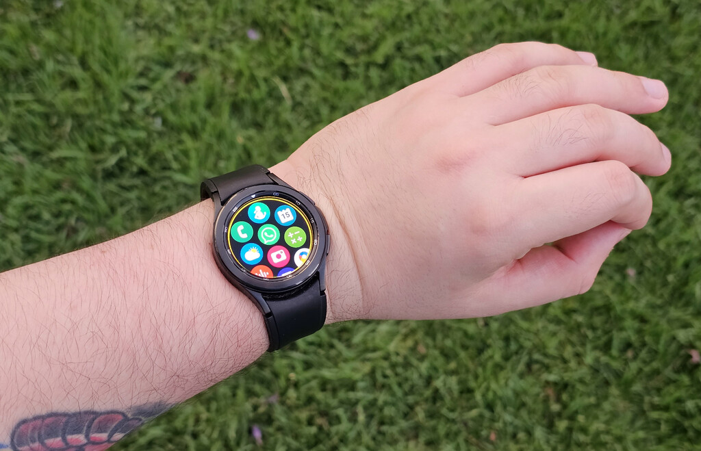 Controlar tu Galaxy Watch con gestos sin tocar la pantalla es posible gracias a la última actualización. Así se hace