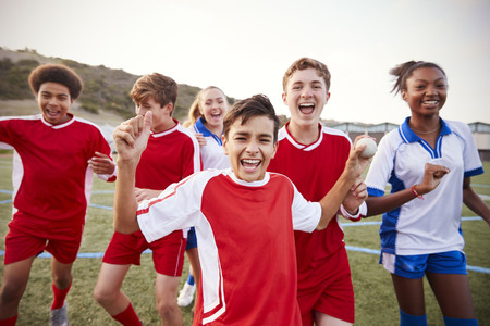 Por qué las chicas adolescentes dejan de practicar actividades deportivas antes que los chicos