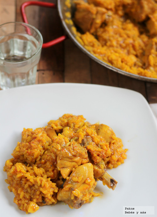 Paella sencilla de pollo y conejo. Receta familiar
