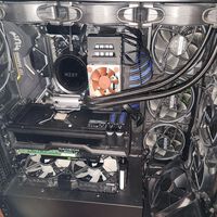 "Es como un submarino hundido a punto de implosionar": instala 22 ventiladores en su PC Gaming y comparte su preocupación por los cables