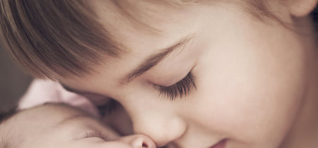 Nueve consejos para evitar los celos del hermano al llegar el recién nacido a casa 