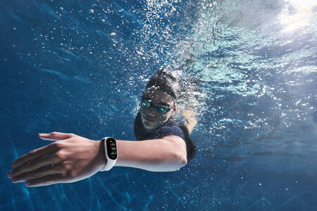 La Smart Band 10 incorpora un nuevo sensor de brújula magnética para que la natación sea más precisa