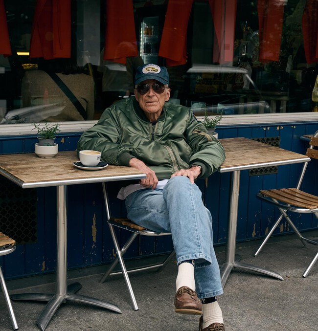 Tiene 90 Anos Lleva Vistiendo Igual Mas De Seis Decadas Y Ahora Arrasa Es La Inspiracion Que Necesitamos Para Transformar Nuestro Armario