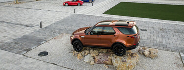 Todo al eléctrico: Jaguar Land Rover estudia instalar en España una fábrica de baterías para sus futuros coches eléctricos