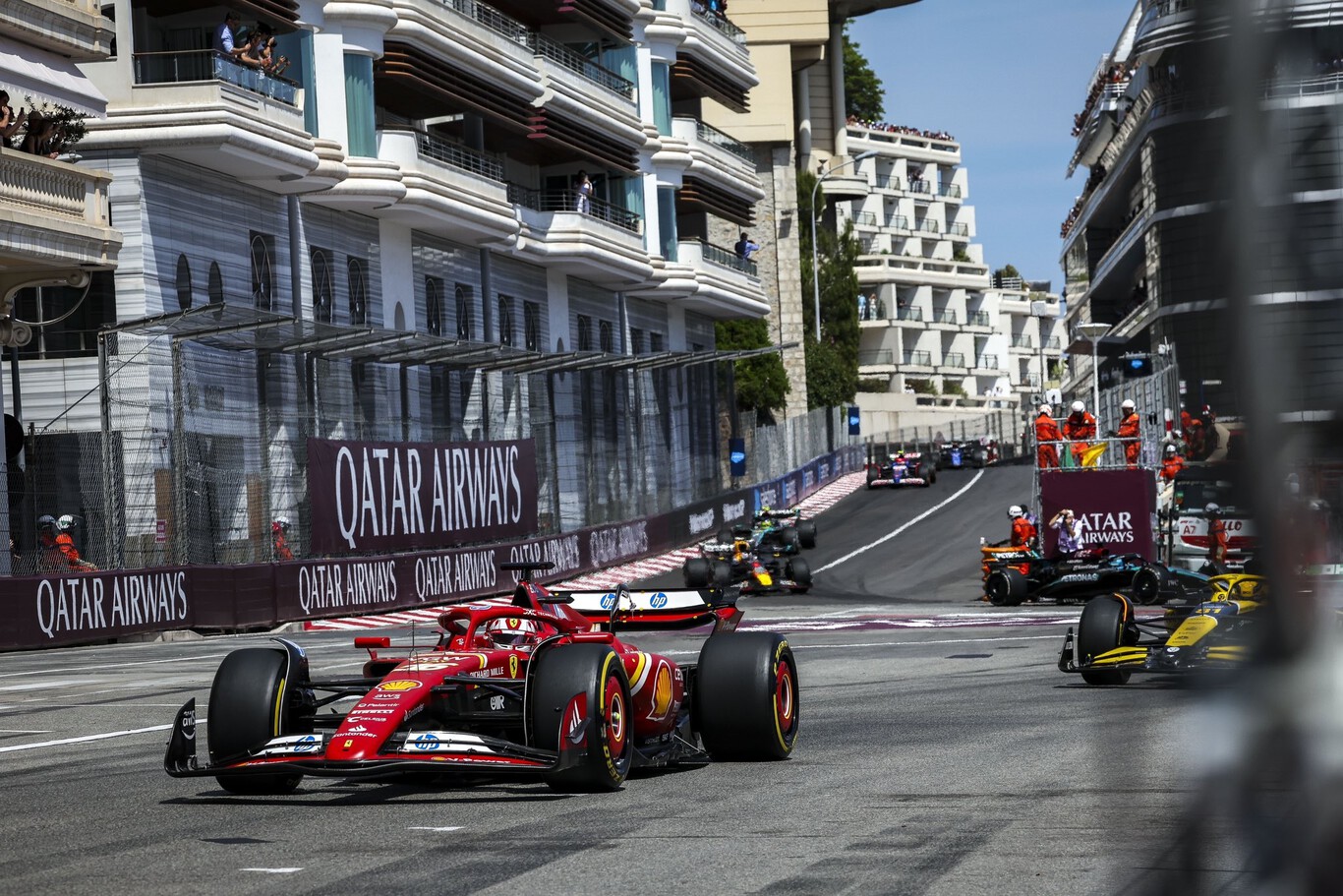 Charles Leclerc es profeta en su tierra, Carlos Sainz rescata un podio y lo de Sergio Pérez es insostenible en Red Bull