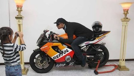 Cuando muera, no deseo ataúd, quiero que todos me vean sentado en mi motocicleta