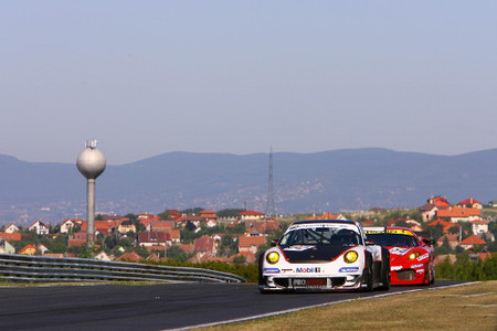 fiagt_porsche-997-gt3-rsr-prospeed-competition-y-ferrari-f430-af-corse-en-budapest-2009-500px.jpg